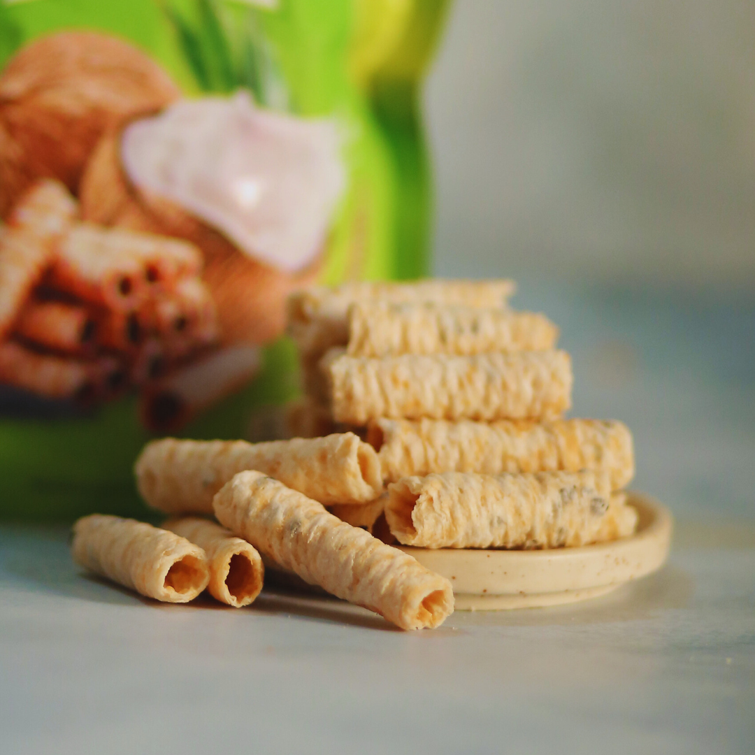 Kaew pandan crispy coconut rolls